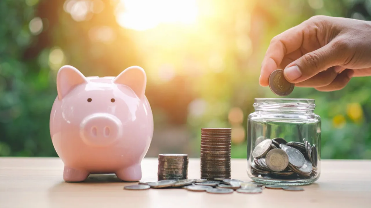 Alcancia y monedas que representan el ahorro y la inversion mientras Banxico mantiene la tasa en 6.50%