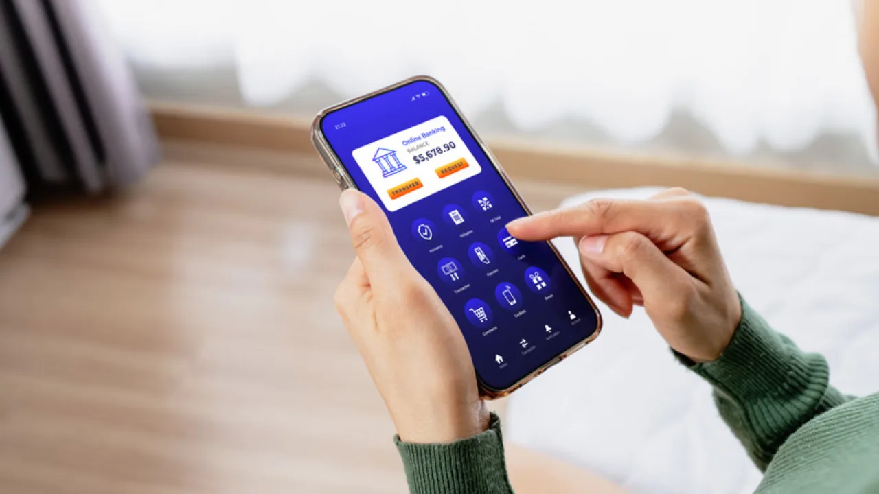 Persona usando una aplicacion de banca movil en el celular para solicitar y gestionar la Binance Card