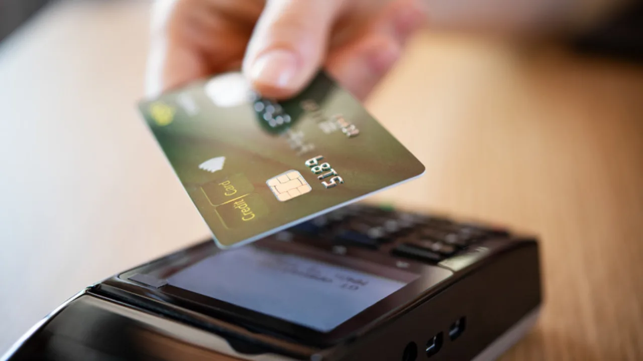 Pago sin contacto con tarjeta en una terminal, como funciona la Binance Card en Mexico