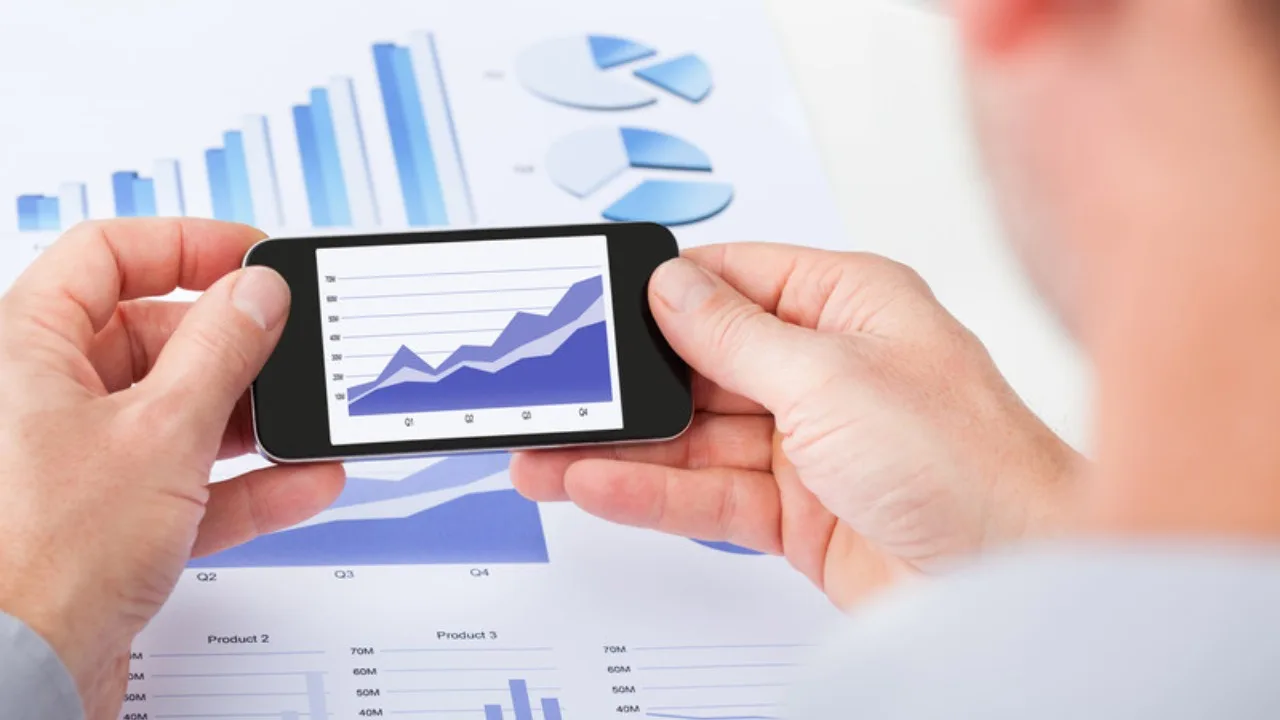 Inversionista revisando criptomonedas desde el celular en Mexico