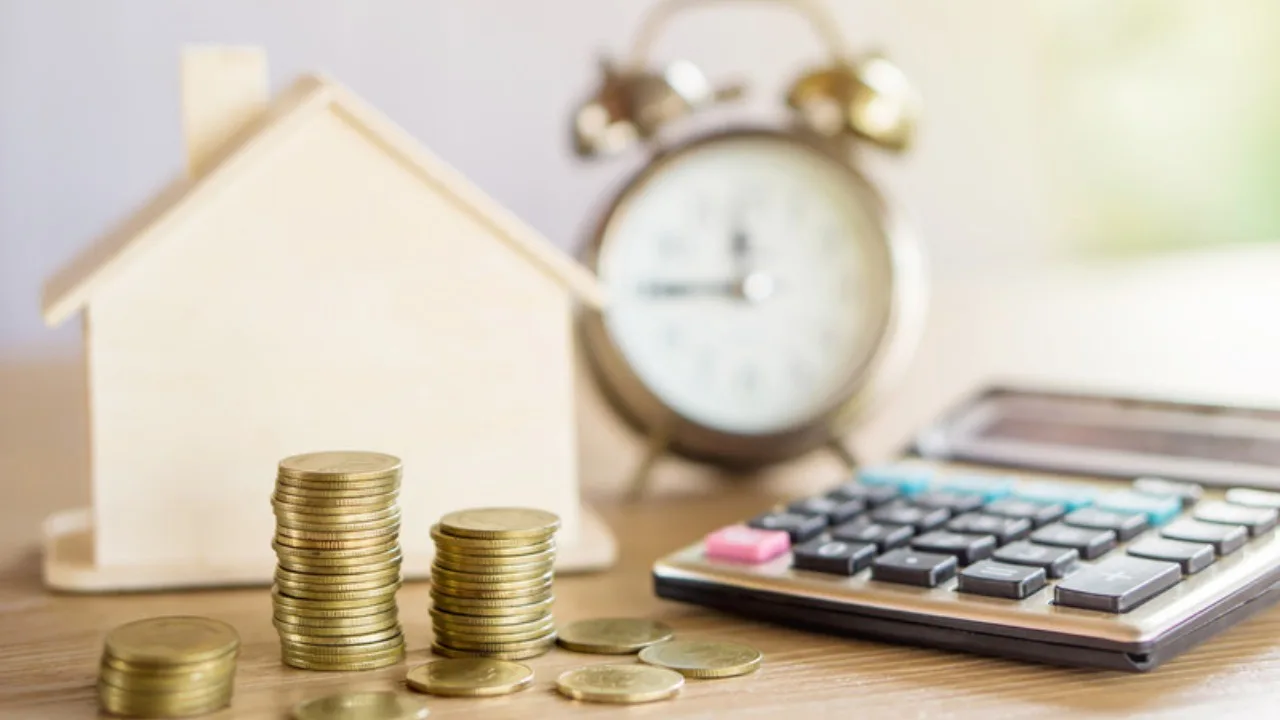 Calculadora, monedas y reloj para calcular cuanto necesitas para retirarte
