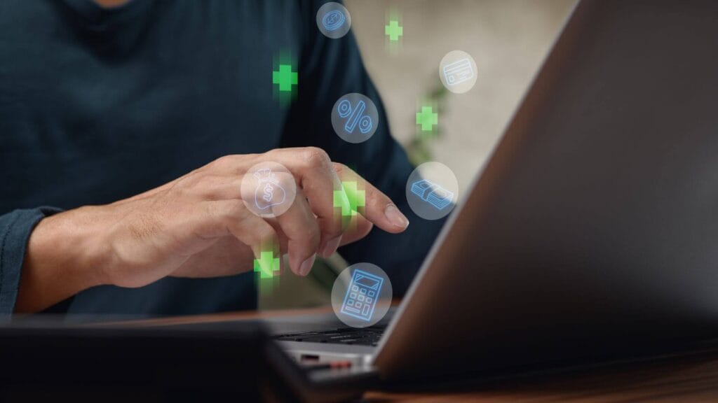 Persona usando laptop con fintech para guardar fondo de emergencia 2025