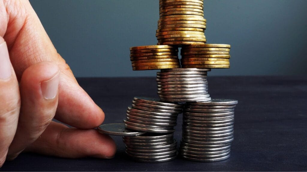 Torre de monedas que representa estabilidad financiera al tener un fondo de emergencia 2025