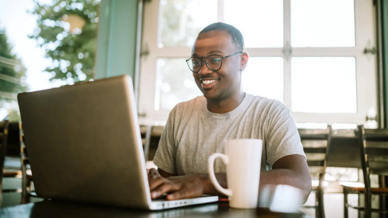 Freelancer trabajando de forma remota en su laptop desde Mexico y cobrar a clientes del extranjero