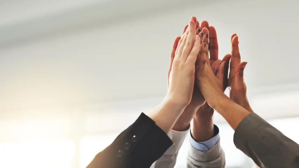 Trabajando en equipo para construir buenos hábitos financieros