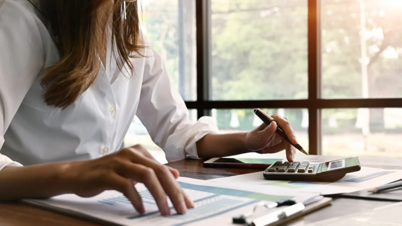 Persona calcula sus finanzas para que su dinero le gane a la inflacion en Mexico