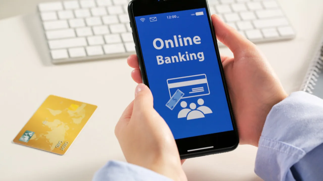Persona usando una app de banca para invertir sin pagar ISR en una SOFIPO
