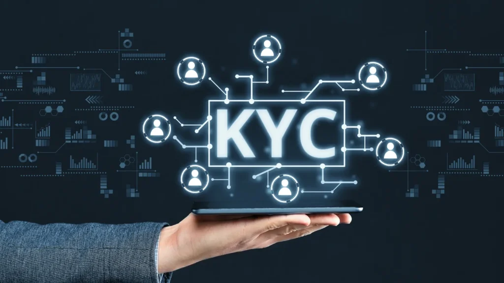 Mano sosteniendo letras digitales con la leyenda KYC