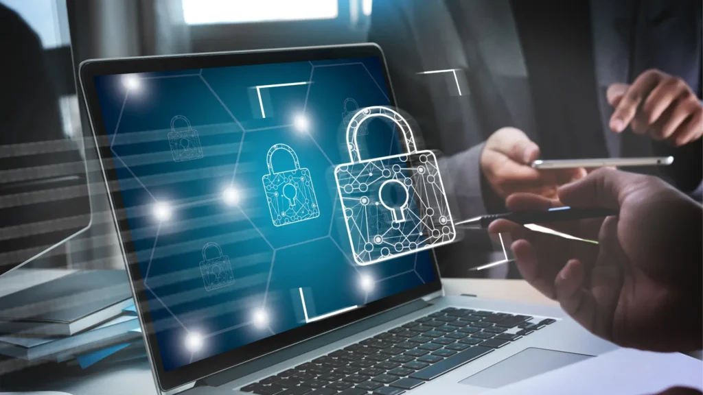 Laptop con un candado digital en pantalla haciendo alusión a la seguridad cripto como 2FA y KYC