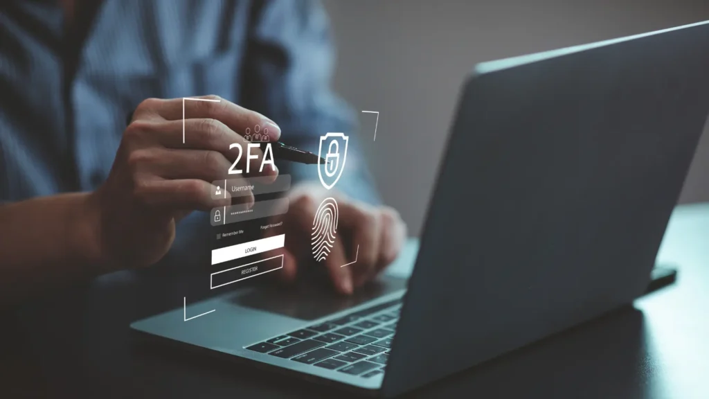 Usuario usando laptop que muestra la leyenda 2FA haciendo alusión a la seguridad y KYC
