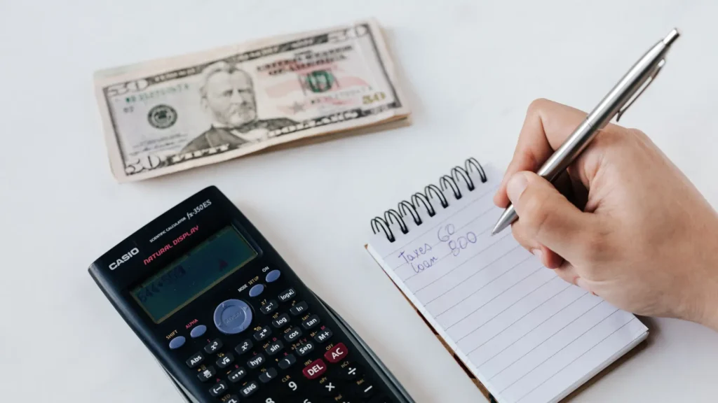 persona toma nota de su presupuesto para mejorar su salud financiera