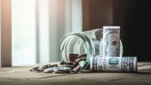 Persona preocupada por gastos excesivos sin darse cuenta