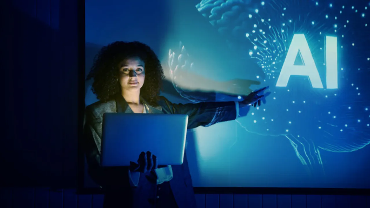 Persona usando tecnologia de inteligencia artificial para crear su negocio online con IA