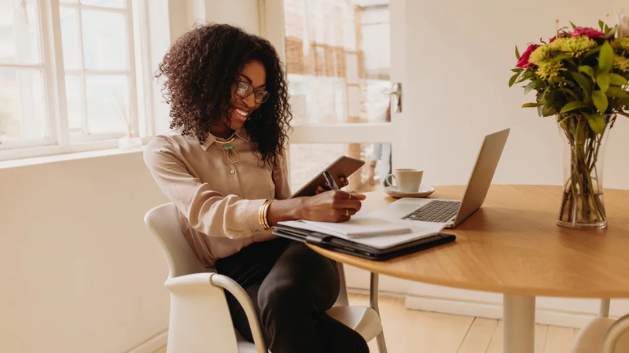 Mujer emprendedora trabajando en su laptop desde casa en negocios online rentables