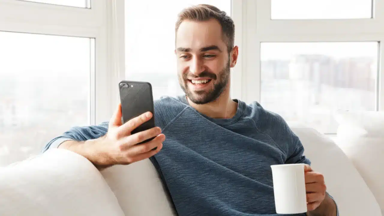 Cliente de Nu revisa sus finanzas con tranquilidad tras el cambio de Nu a banco