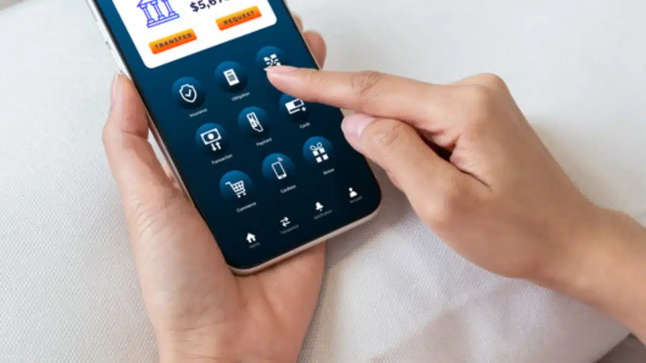 Persona usando la aplicacion de banca movil de Nu en su telefono tras el cambio a banco