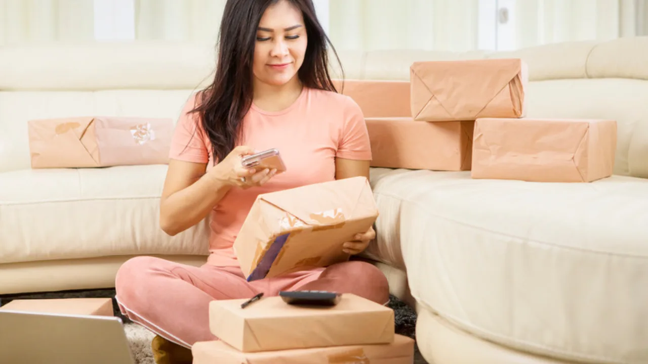 Emprendedora empaca pedidos de su negocio online en casa, convirtiendo su hobby en negocio