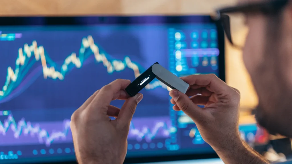 Dispositivo electrónico en físico parecido al Ledger, una conocida wallet cripto.
